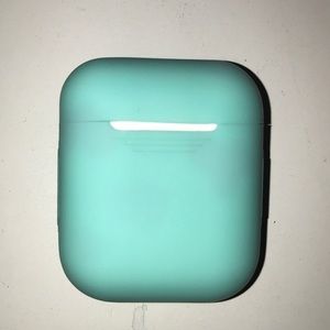 I am selling this Teal Airpods case